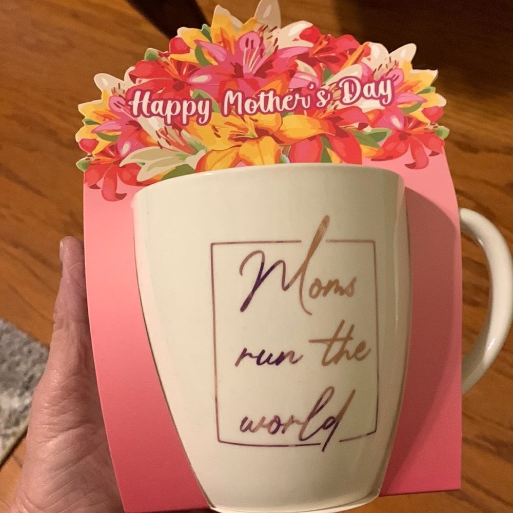 Modern Expressions Mother’s Day large mug, “Moms run the world”. 18.3 fl oz